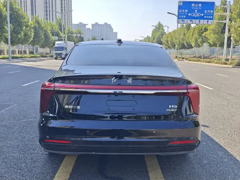2025 Hongqi H5 с пробегом 10 000 км