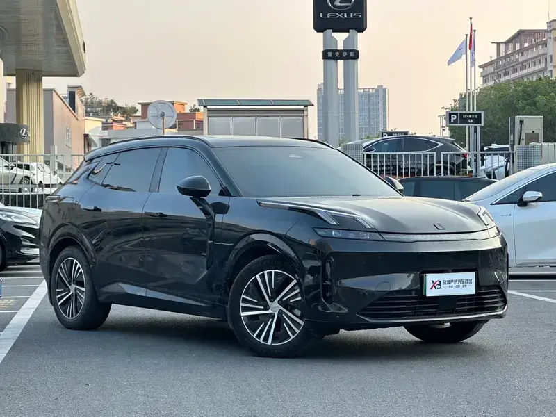 2025 Lynk & Co 08 с пробегом 42 000 км
