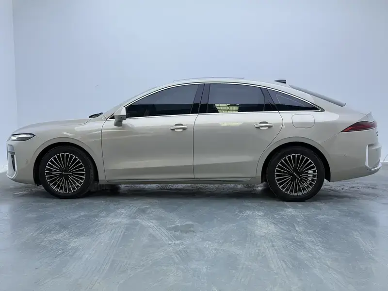 2025 Roewe M7 с пробегом 22 700 км