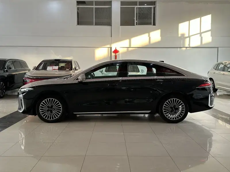 2025 Roewe M7 с пробегом 6 000 км