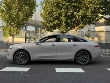 2025 Roewe M7 с пробегом 200 км