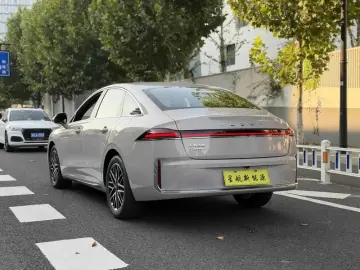 2025 Roewe M7 с пробегом 200 км