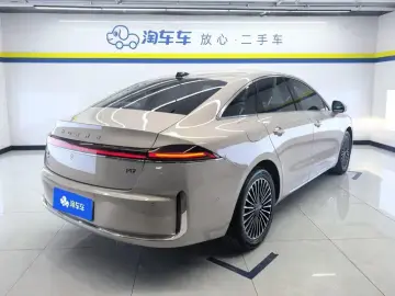 2025 Roewe M7 с пробегом 12 000 км