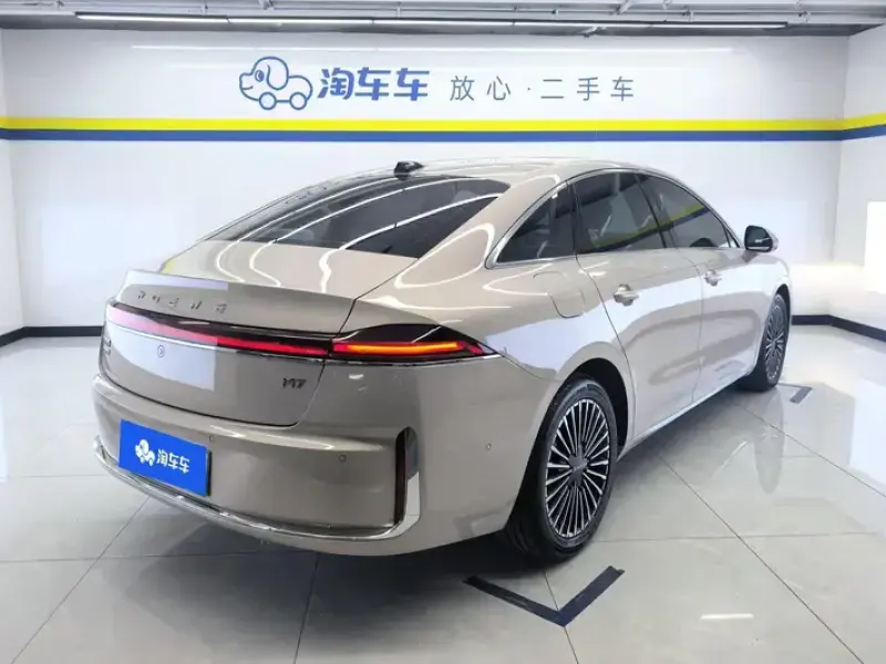 2025 Roewe M7 с пробегом 12 000 км