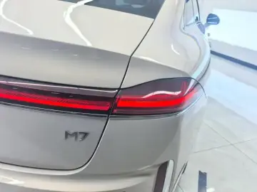 2025 Roewe M7 с пробегом 12 000 км