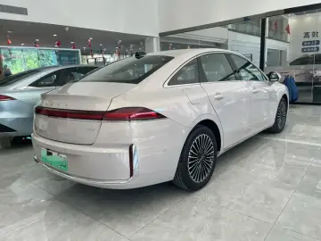 2025 Roewe M7 с пробегом 10 000 км