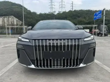 2025 Roewe M7 с пробегом 10 800 км