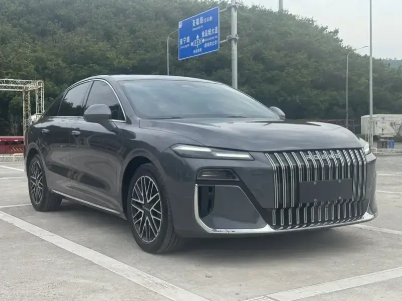2025 Roewe M7 с пробегом 10 800 км