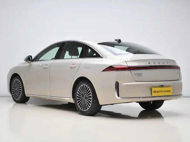 2025 Roewe M7 с пробегом 7 700 км