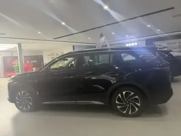 2024 Hongqi HS7 с пробегом 14 000 км