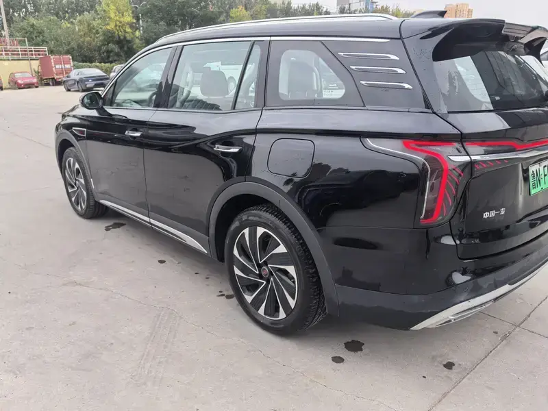 2025 Hongqi HS7 с пробегом 22 000 км