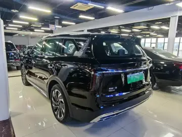 2024 Hongqi HS7 с пробегом 17 000 км