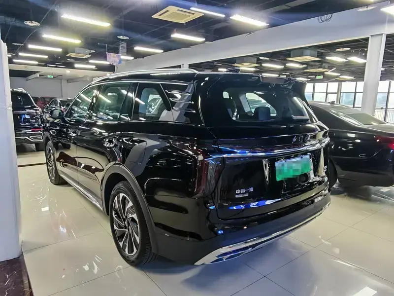 2024 Hongqi HS7 с пробегом 17 000 км