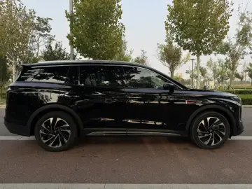 2025 Hongqi HS7 с пробегом 22 000 км