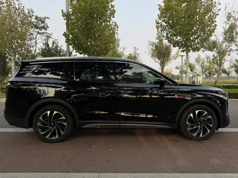 2025 Hongqi HS7 с пробегом 22 000 км