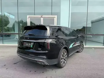 2025 Hongqi HS7 с пробегом 9 000 км