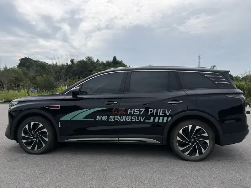 2024 Hongqi HS7 с пробегом 28 000 км