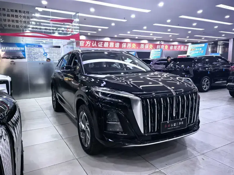 2025 Hongqi HS3 с пробегом 16 000 км