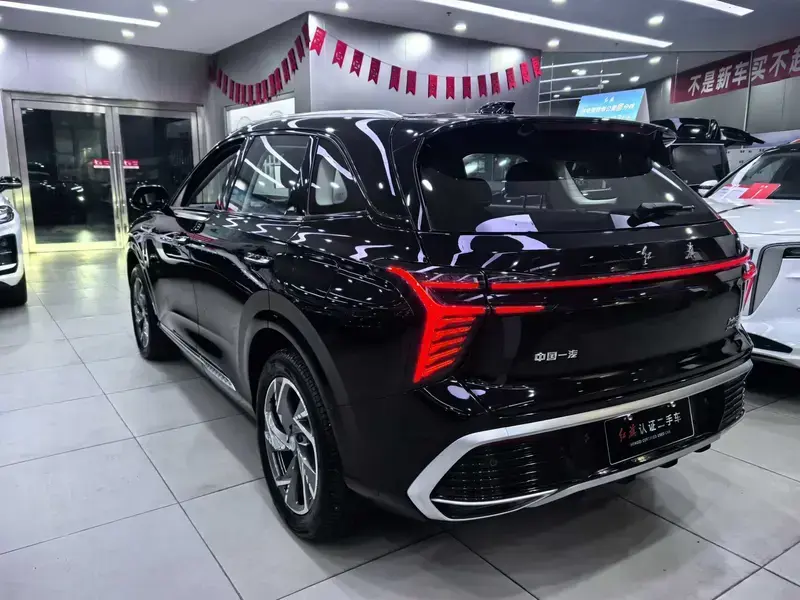 2025 Hongqi HS3 с пробегом 16 000 км