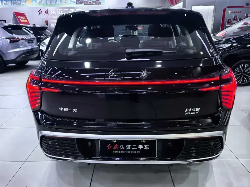 2025 Hongqi HS3 с пробегом 16 000 км