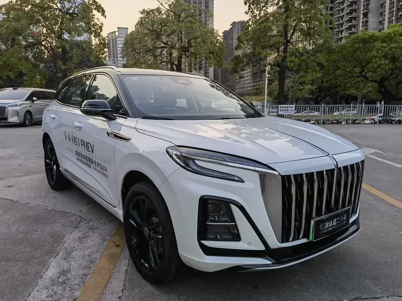 2025 Hongqi HS3 с пробегом 9 800 км