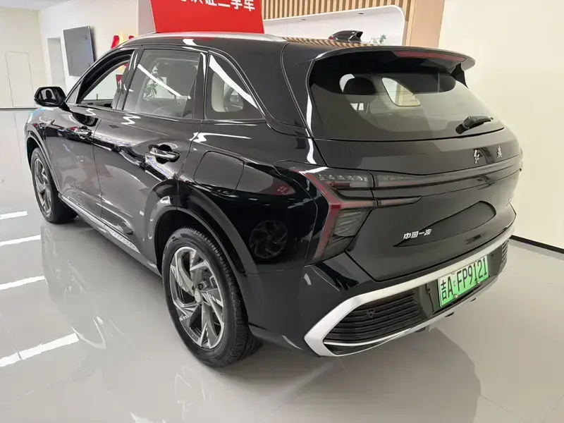 2025 Hongqi HS3 с пробегом 4 400 км