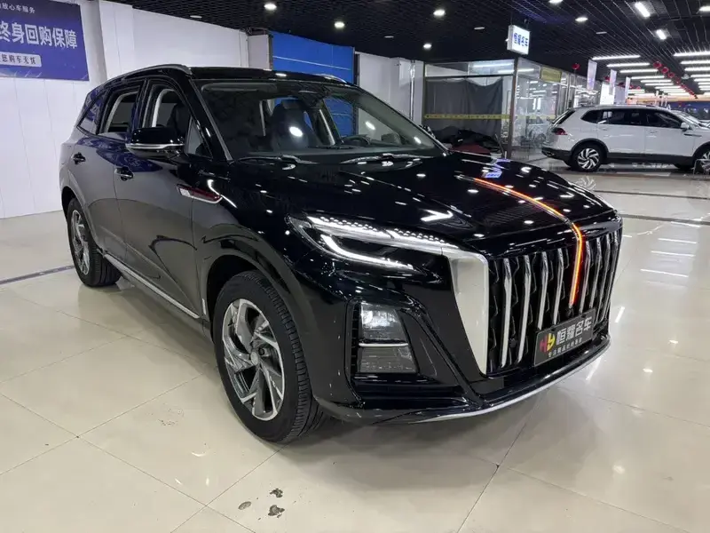 2025 Hongqi HS3 с пробегом 16 000 км