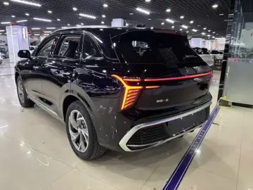 2025 Hongqi HS3 с пробегом 16 000 км