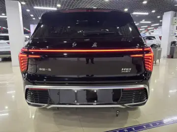 2025 Hongqi HS3 с пробегом 16 000 км