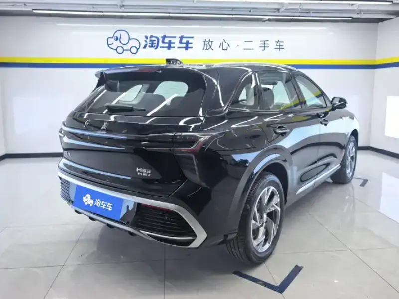 2025 Hongqi HS3 с пробегом 15 000 км