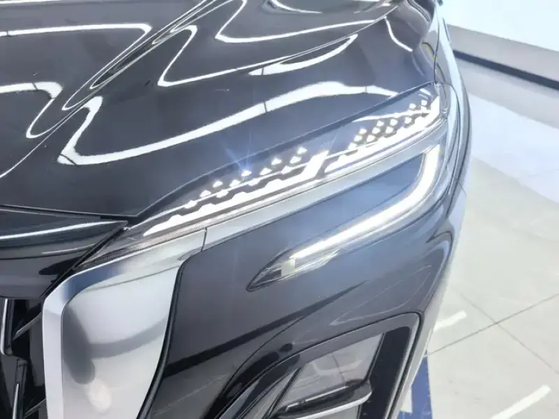 2025 Hongqi HS3 с пробегом 15 000 км