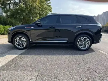 2025 Hongqi HS3 с пробегом 8 800 км