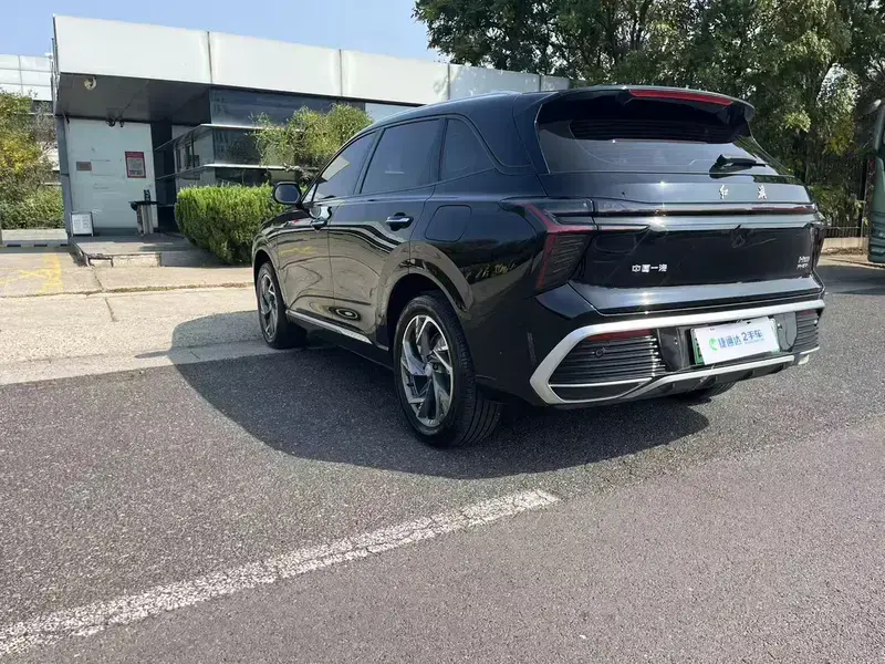 2025 Hongqi HS3 с пробегом 8 800 км