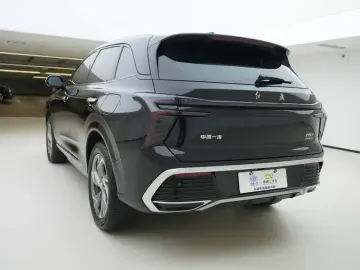 2025 Hongqi HS3 с пробегом 2 000 км