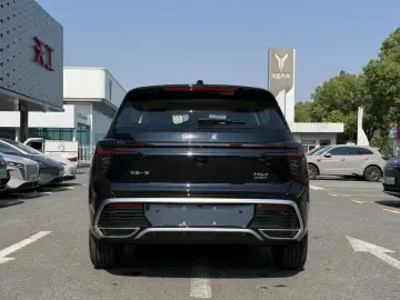 2025 Hongqi HS3 с пробегом 1 000 км