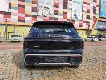 2025 Hongqi HS3 с пробегом 7 900 км