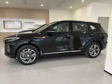 2025 Hongqi HS3 с пробегом 12 600 км