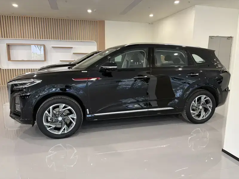 2025 Hongqi HS3 с пробегом 12 600 км