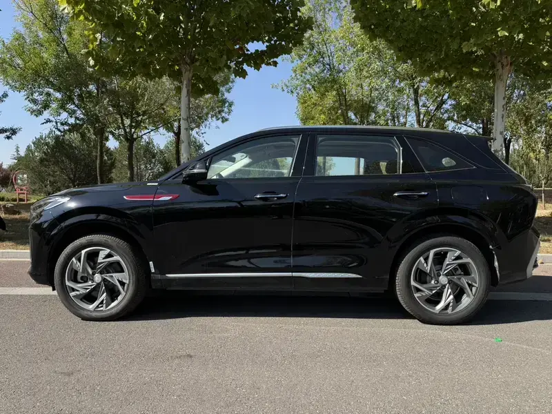 2025 Hongqi HS3 с пробегом 9 000 км