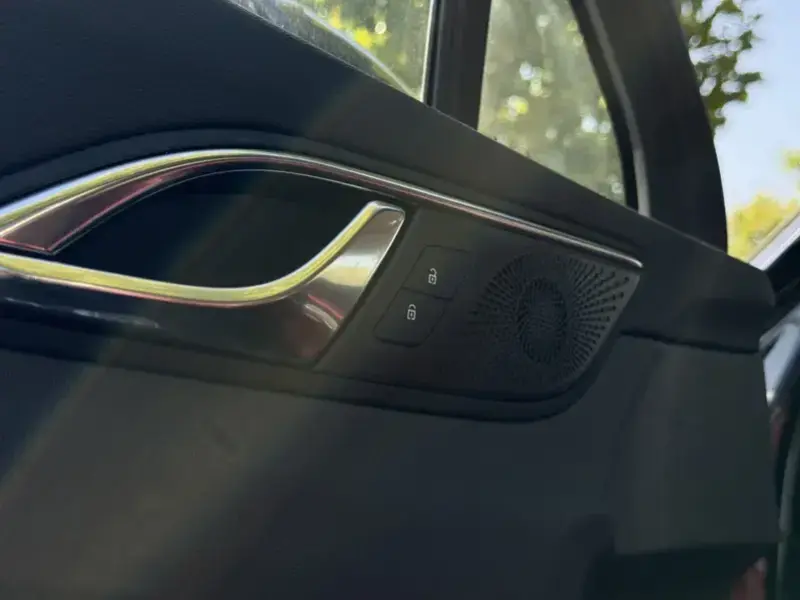 2025 Hongqi HS3 с пробегом 9 000 км