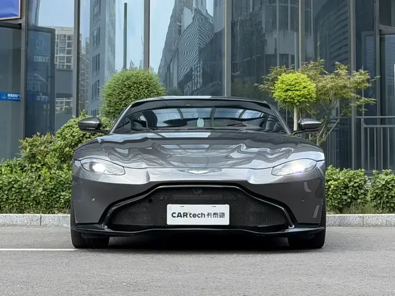 2022 Aston Martin Vantage с пробегом 14 000 км