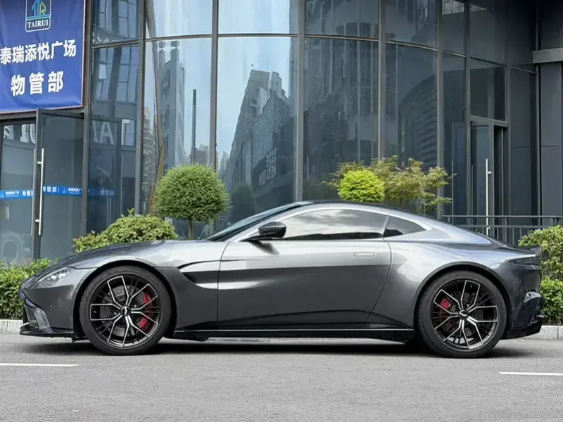 2022 Aston Martin Vantage с пробегом 14 000 км