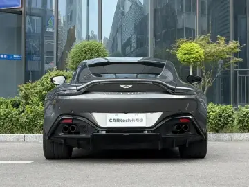 2022 Aston Martin Vantage с пробегом 14 000 км