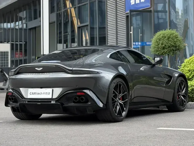 2022 Aston Martin Vantage с пробегом 14 000 км
