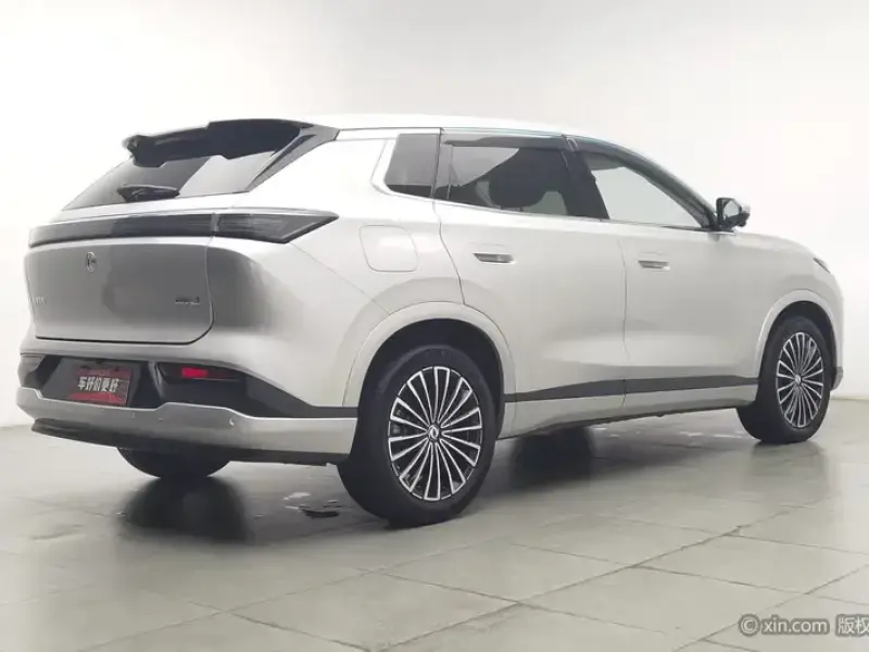 2025 Dongfeng Dongfeng Fengshen L8 PLUS с пробегом 33 600 км