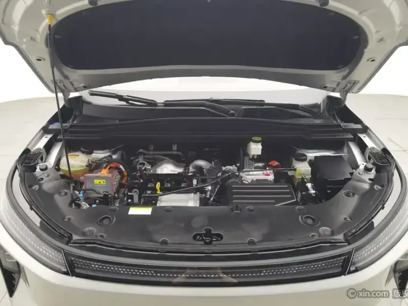 2025 Dongfeng Dongfeng Fengshen L8 PLUS с пробегом 33 600 км