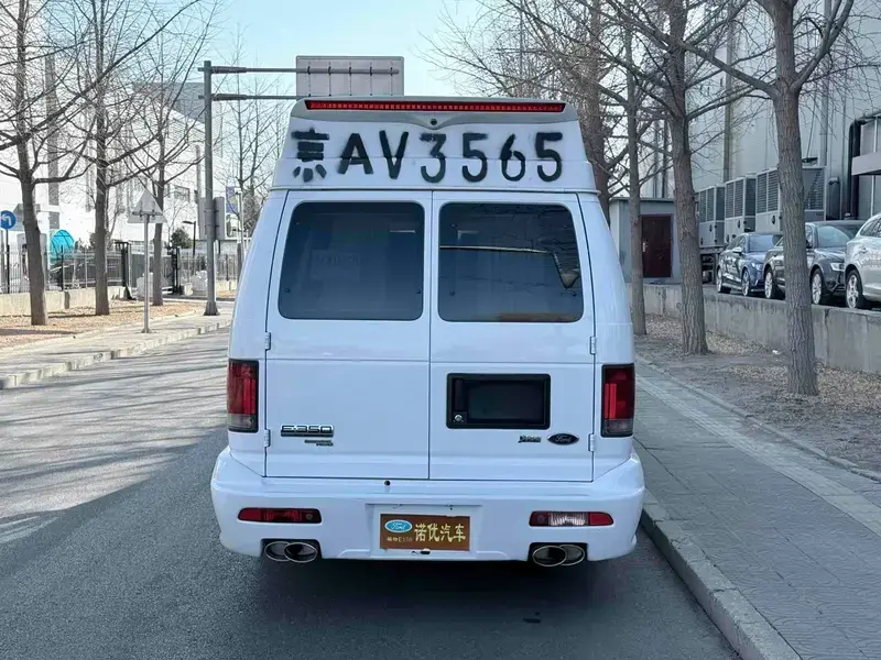 2011 Ford E350 с пробегом 13 000 км