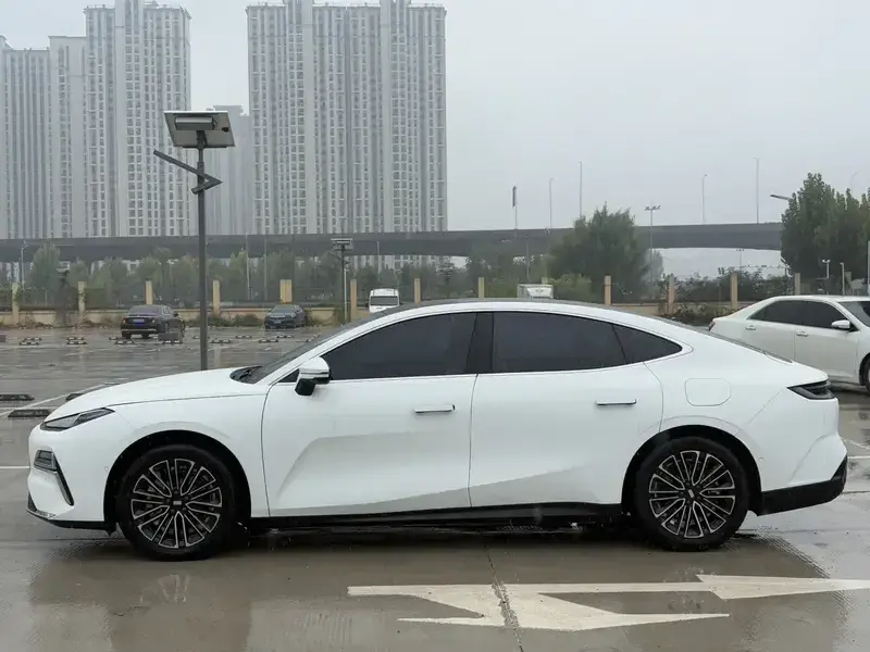 2025 Geely Galaxy Xingyao 8 с пробегом 10 000 км
