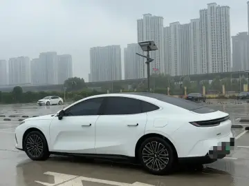 2025 Geely Galaxy Xingyao 8 с пробегом 10 000 км