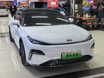 2025 Geely Galaxy Xingyao 8 с пробегом 18 000 км